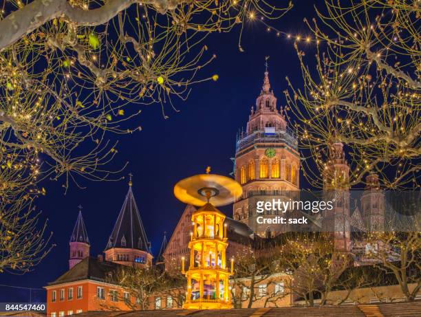 de kathedraal van mainz tijdens de kerstdagen - mainz stockfoto's en -beelden