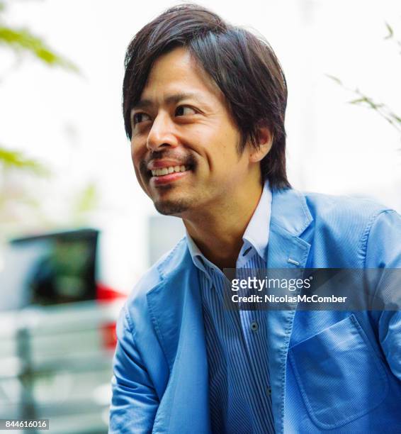 ler japansk affärsman i blå kostym tittar bort - only japanese bildbanksfoton och bilder