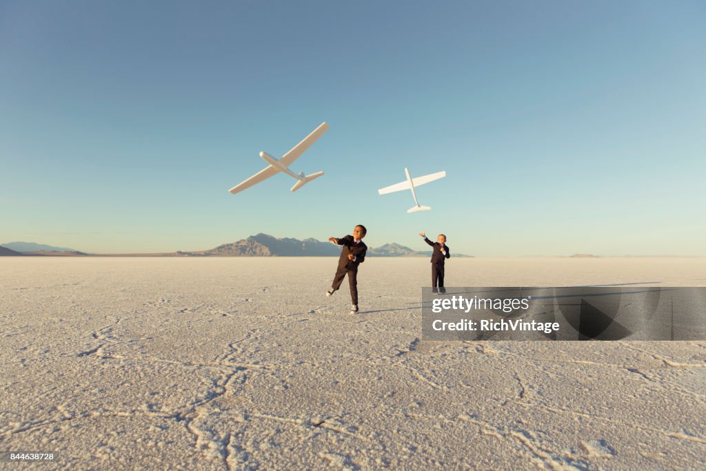 Junges Unternehmen jungen werfen Spielzeug Flugzeuge