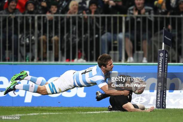 Nehe Milner-Skudder of the All Blacks scores a try during The Rugby Championship match between the New Zealand All Blacks and Argentina at Yarrow...