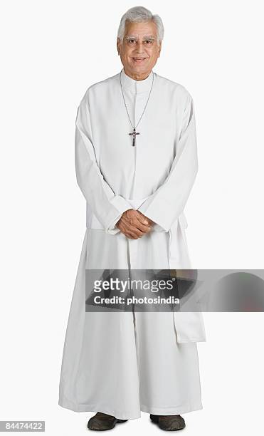 portrait of a priest smiling - ceremonieel gewaad stockfoto's en -beelden