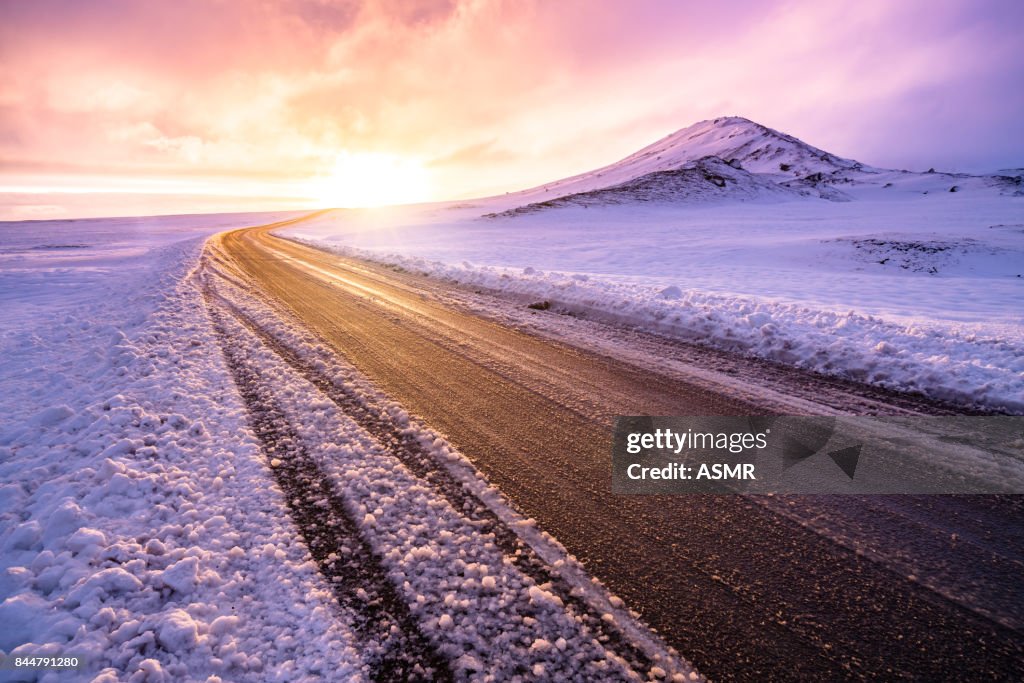 道路旅行の冬の夕日ビュー