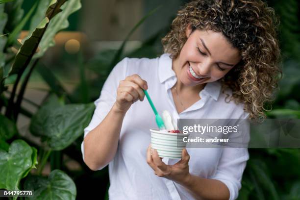 donna felice che mangia un gelato - coppa gelato foto e immagini stock