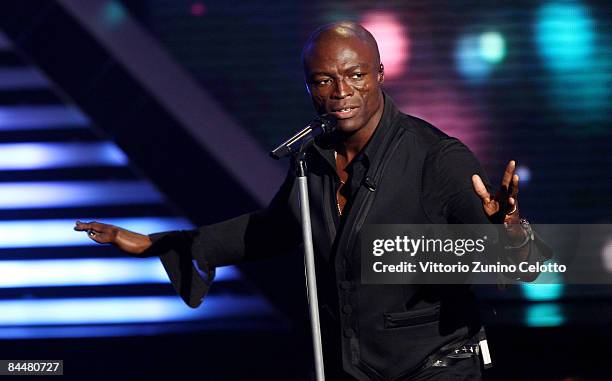 Singer Seal performs during X Factor Italian Television Show at RAI Studios on January 26, 2009 in Milan, Italy.