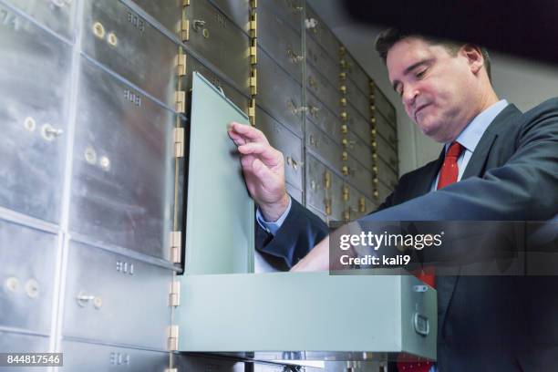 geschäftsmann, einen safe zu öffnen - safety deposit box stock-fotos und bilder