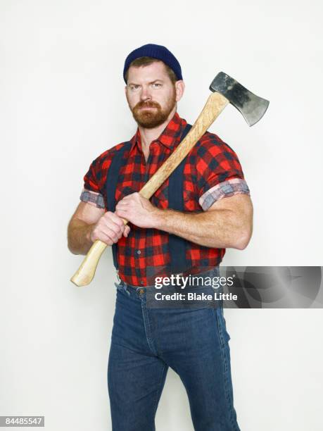 lumberjack - hacha fotografías e imágenes de stock