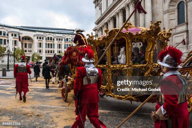 2007 lord mayor's show end in front of st. paul's cathedral london - lord mayors show photos et images de collection