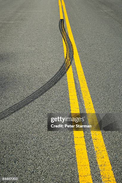 tire skid mark on hwy center divider line. - skid marks accident stock pictures, royalty-free photos & images