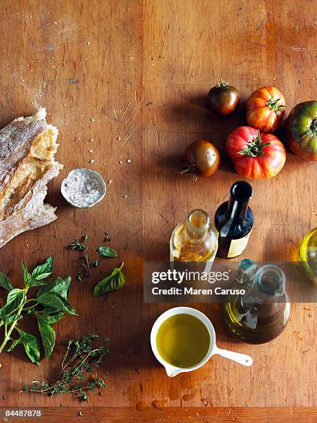 italian cooking ingredients on a cutting board - vinegar stockfoto's en -beelden
