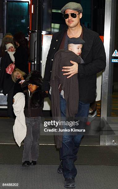 Actor Brad Pitt arrives at Narita International Airport with his children Vivienne, Shiloh, Zahara and Knox on January 27, 2009 in Narita, Chiba,...