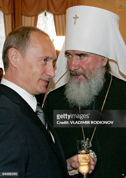 Picture taken on July 6, 2009 shows Russian President Vladimir Putin and Metropolitan Kliment of Kaluga and Borovsk, at Moscow Mayor Yuri Luzhkov's...