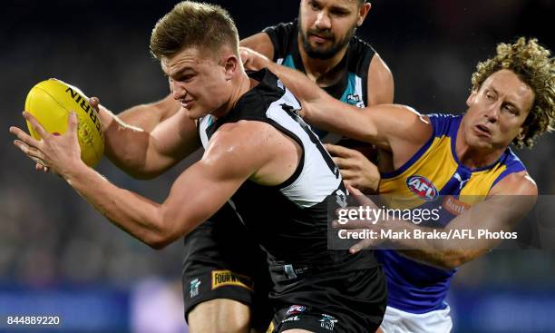 Ollie Wines of the Power tackled by Matt Pridus of the Eagles during the AFL First Elimination Final match between Port Adelaide Power and West Coast...