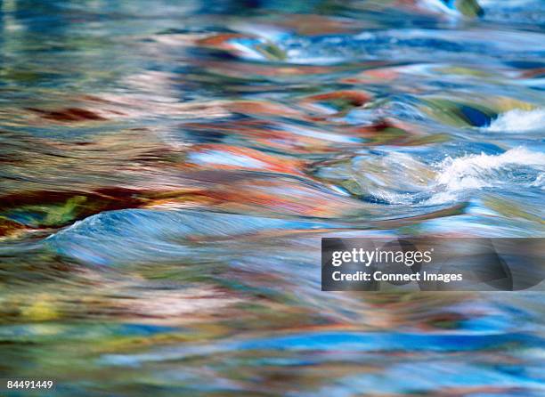 water flowing - corriente de agua agua fotografías e imágenes de stock