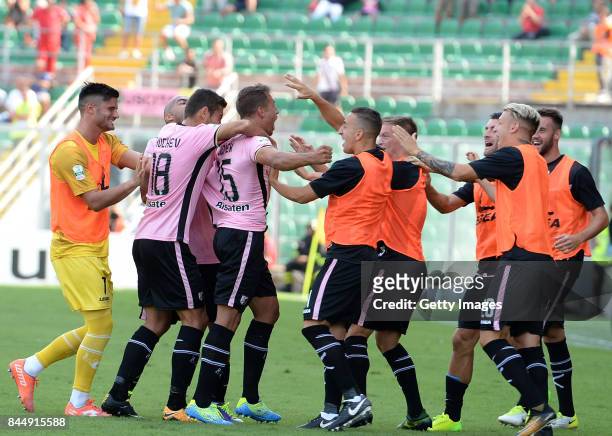 Thiago Cionek of Palermo celebrates after scoring the opening goal during the Serie B match between US Citta di Palermo and Empoli FC at Stadio Renzo...
