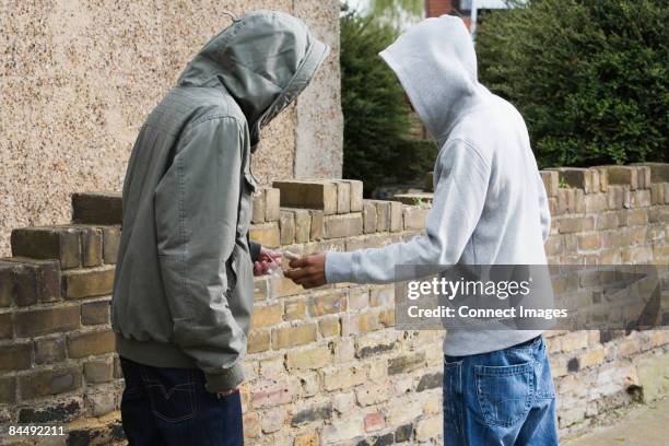 teenagers passing drugs - droga recreativa imagens e fotografias de stock