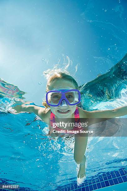 girl in swimming pool - scuba mask 個照片及圖片檔