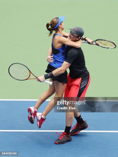 Martina Hingis of Switzerland and Jamie Murray of Great Britain celebrate defeating Hao-Ching Chan of Taiwan and Michael Venus of New Zealand in...