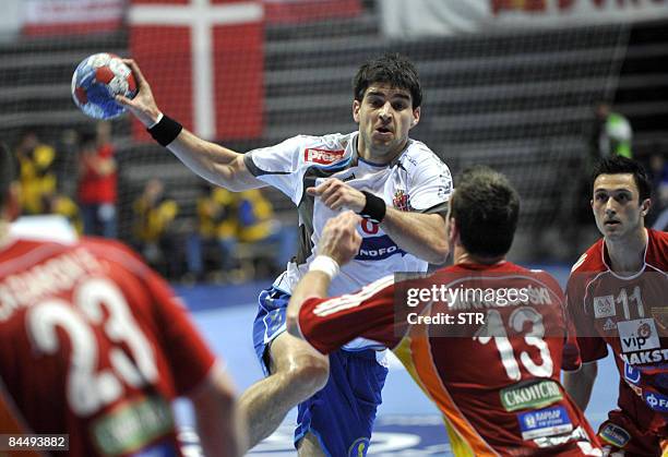 Serbia's Nenad Vuckovic vies with Macedonia's Filip Mirkulovski during their World Handball Championship match in Zadar on January 27, 2009. AFP...