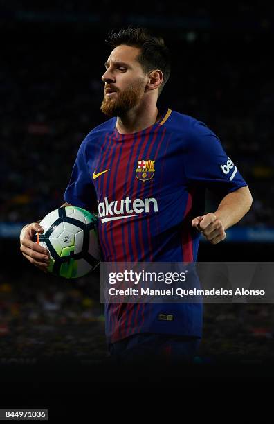 Lionel Messi of Barcelona prepares for a corner kick during the La Liga match between Barcelona and Espanyol at Camp Nou on September 9, 2017 in...