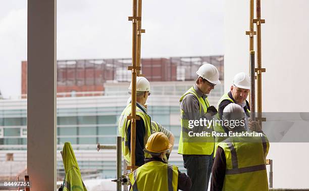 workers on construction site discuss. - ouvrier du bâtiment photos et images de collection