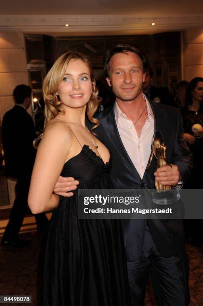 Actors Nadja Uhl and Thomas Kretschmann pose with the award at the Diva Entertainment Award at the Hotel Bayerischer Hof on January 27, 2009 in...