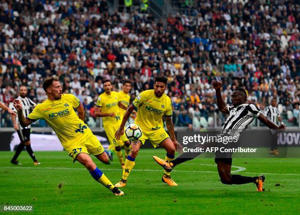 Juventus' French midfielder Blaise Matuidi vies with Chievo's Italian defender Fabrizio Cacciatore and Chievo's Argentinian midfielder Lucas Nahuel...