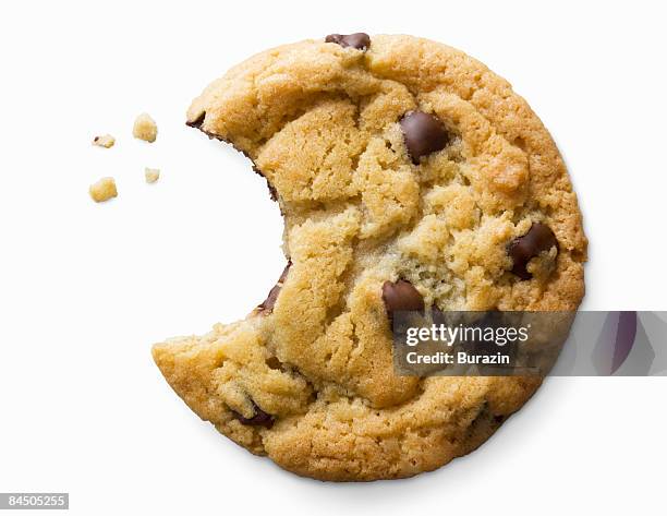 single chocolate chip cookie - krümel stock-fotos und bilder