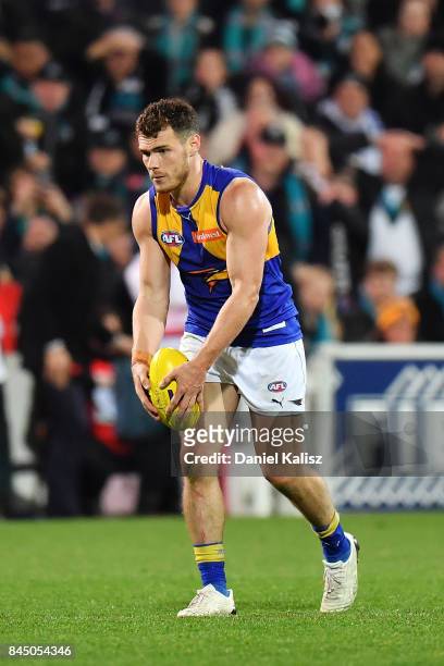 Luke Shuey of the Eagles lines up to kick the winning goal during the AFL First Elimination Final match between Port Adelaide Power and West Coast...