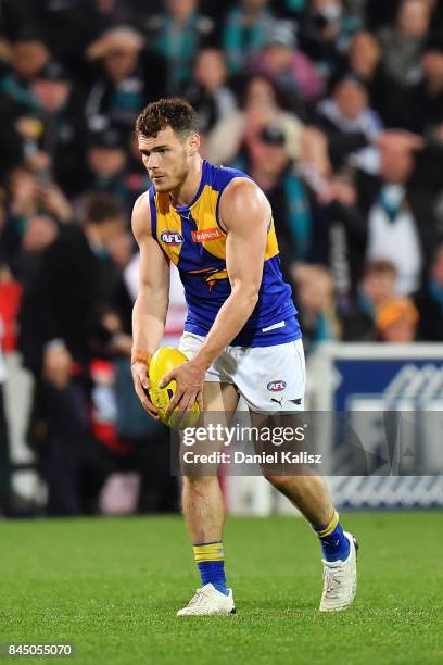 Luke Shuey of the Eagles lines up to kick the winning goal during the AFL First Elimination Final match between Port Adelaide Power and West Coast...