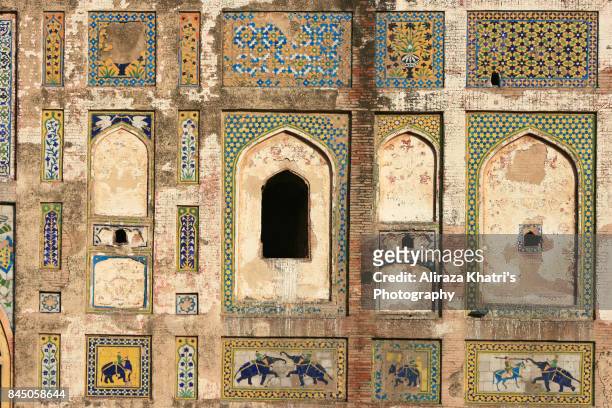 picture wall lahore, elegence of mughal's art in south asia. - lahore pakistan stock-fotos und bilder