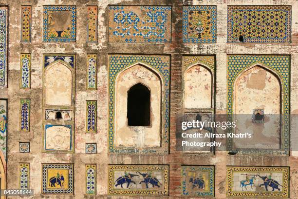 picture wall lahore, elegence of mughal's art in south asia. - badshahi mosque stock pictures, royalty-free photos & images