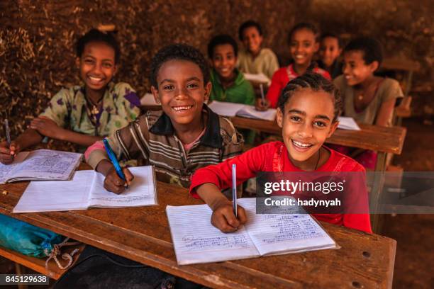 afrikaanse kinderen tijdens de les, oost-afrika - ethiopische etniciteit stockfoto's en -beelden