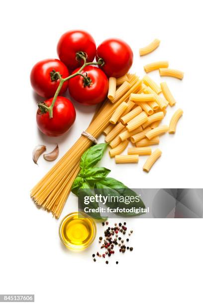 ingrediënten voor het koken van italiaanse pasta - spaghetti isolated stockfoto's en -beelden