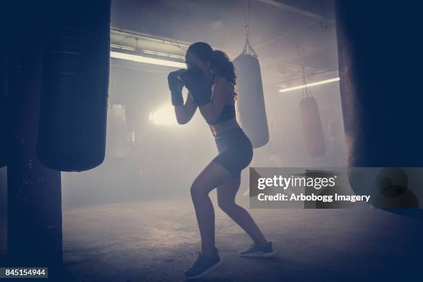 fit met boksen - female fist fights stockfoto's en -beelden