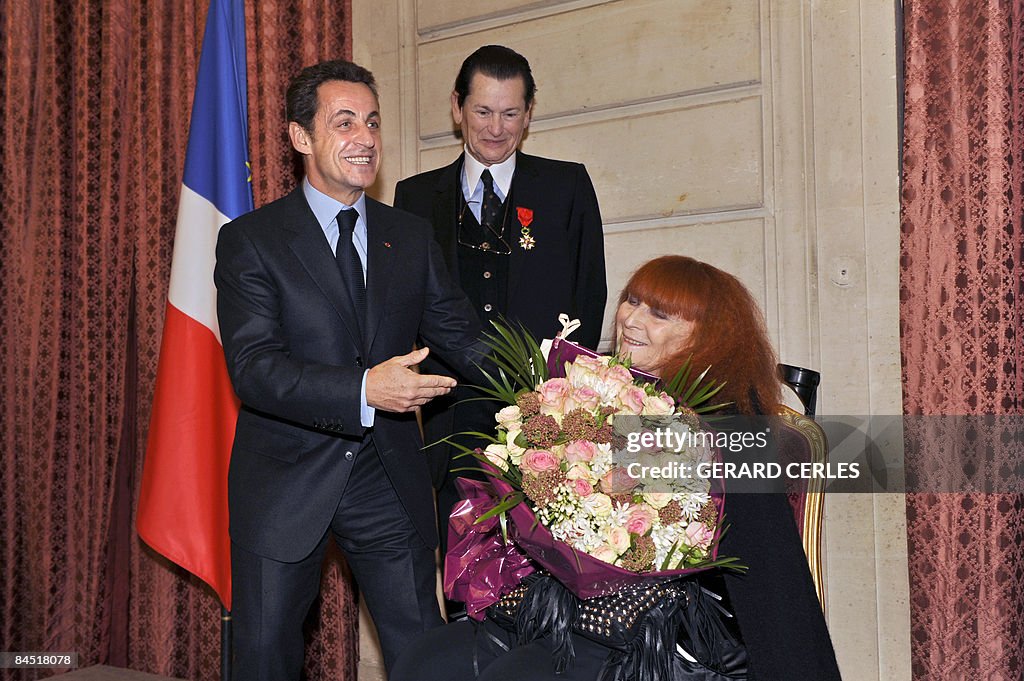 French president Nicolas Sarkozy (L) app