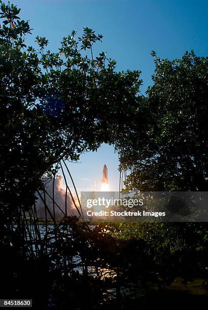 liftoff of space shuttle discovery - space shuttle liftoff stock pictures, royalty-free photos & images