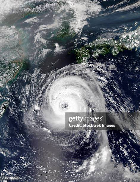 typhoon sinlaku - tyfoon stockfoto's en -beelden
