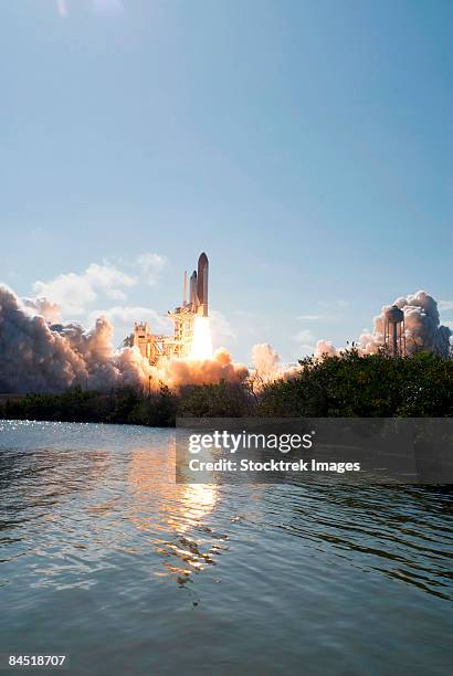 liftoff of space shuttle discovery - space shuttle liftoff stock pictures, royalty-free photos & images