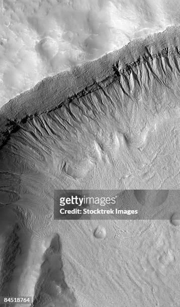 a gullied crater wall in the terra sirenum region of mars. - planeta terra fotografías e imágenes de stock