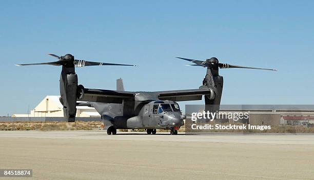 a cv-22 osprey prepares for take off. - rotor basculante fotografías e imágenes de stock