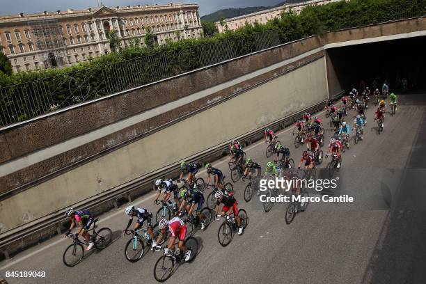 The Giro d'Italia cyclists go to Caserta, a few meters from the Royal Palace.
