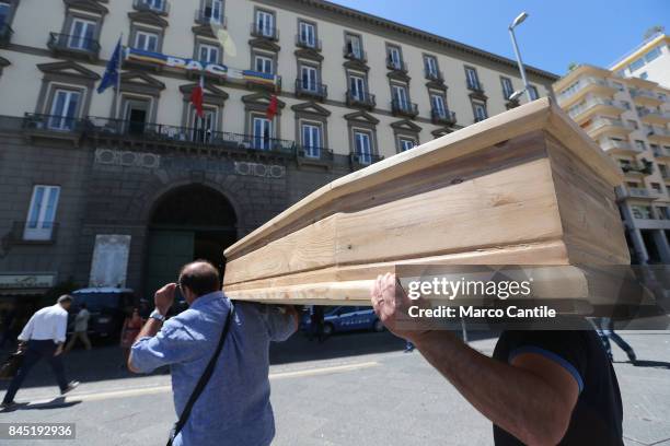 Symbolic protest, in front of the town hall of Naples, of the burials of the cemetery of S. Maria del Pianto in Poggioreale, for non-payment of...