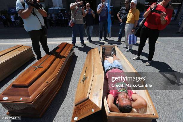 Symbolic protest, in front of the town hall of Naples, of the burials of the cemetery of S. Maria del Pianto in Poggioreale, for non-payment of...