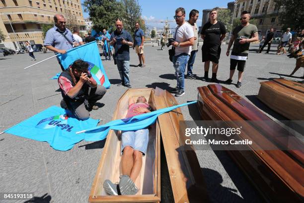 Symbolic protest, in front of the town hall of Naples, of the burials of the cemetery of S. Maria del Pianto in Poggioreale, for non-payment of...