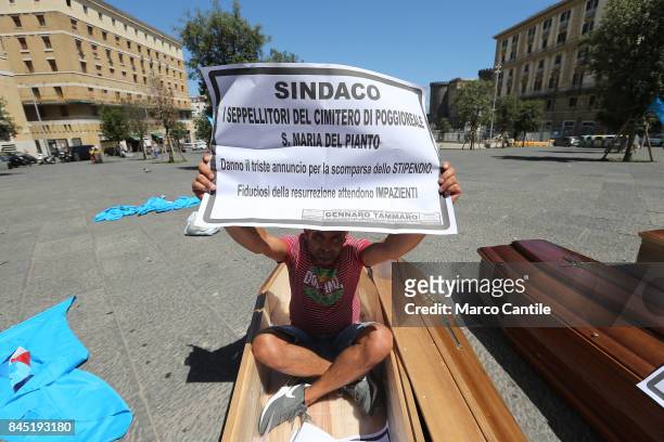 Symbolic protest, in front of the town hall of Naples, of the burials of the cemetery of S. Maria del Pianto in Poggioreale, for non-payment of...