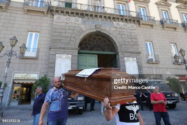 Symbolic protest, in front of the town hall of Naples, of the burials of the cemetery of S. Maria del Pianto in Poggioreale, for non-payment of...