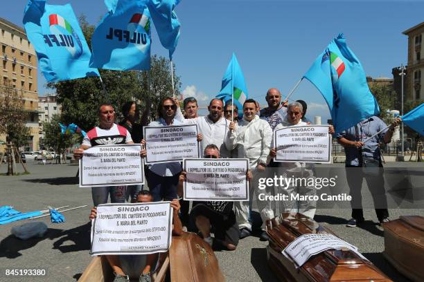 Symbolic protest, in front of the town hall of Naples, of the burials of the cemetery of S. Maria del Pianto in Poggioreale, for non-payment of...