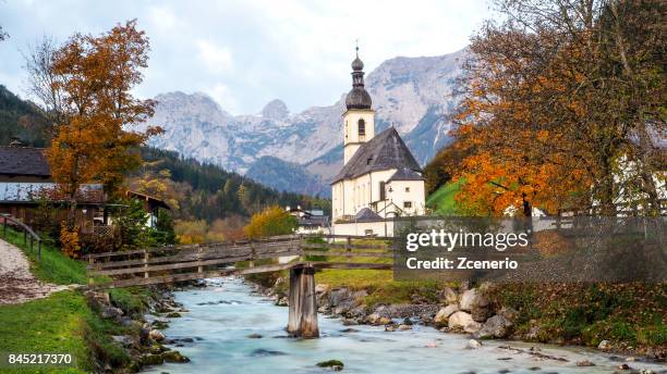 pfarrkirche st. sebastian during autumn in ramsau, berchtesgaden, germany - berchtesgaden national park 個照片及圖片檔