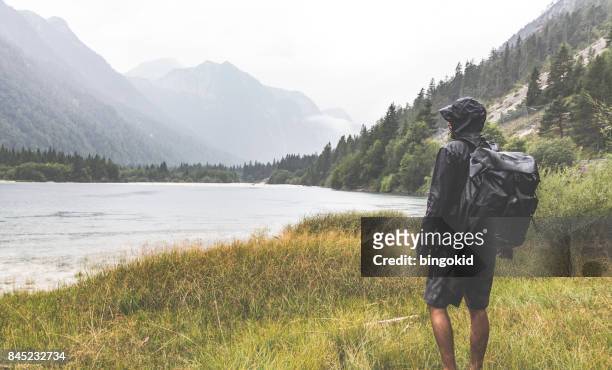 wandelaar met een rugzak die kijken naar de meer naturistgedeelte door bergen - kapstaden stockfoto's en -beelden
