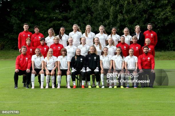 The upper row starts with Teacher Kevin Klay, kit manager Sabine Seidel, Lea Schneider, Meryem Cal, Marleen Schimmer, Lena Uebach, Lina Luehrssen,...